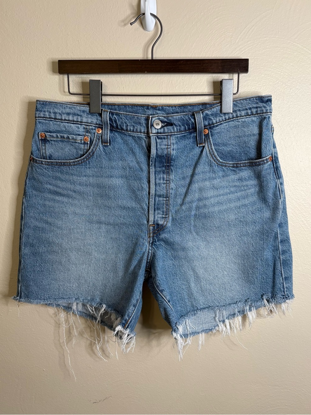 Levi’s 501 Original Cut Off Denim Shorts 34 Light Wash Frayed Raw Hem Distressed